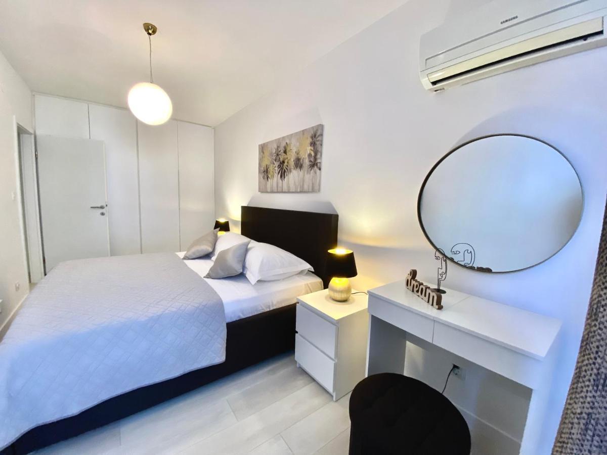 Town Centre Apartment Surprise Split Exterior photo